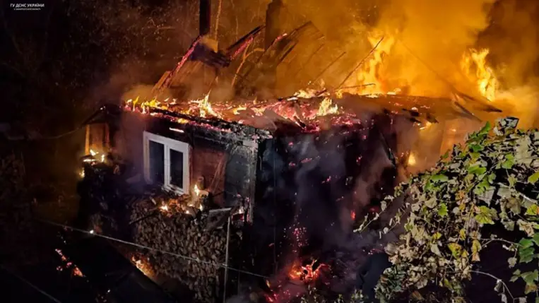 Kárpátalján a Rahói járásban kigyulladt egy családi ház. Fotó: DSZNSZ