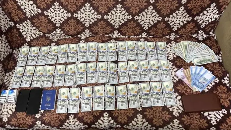 3500 dollár kenőpénzt ajánlott a határőrnek egy 22 éves férfi Asztélynál. Fotó: Ukrán Állami Határszolgálat