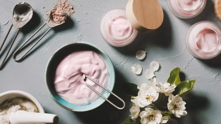  Kézkrém a hűtőből: 4 házi recept, ami selymessé teszi a kézfejed 