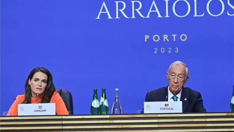 Novák Katalin köztársasági elnök beszél, mellette Marcelo Rebelo de Sousa portugál elnök az Arraiolos-csoport konfereciáját követő sajtótájékoztatón Portóban 2023. október 6-án. MTI/Bruzák Noémi