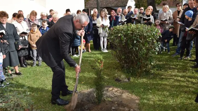 Beregardóban is elültették a reménység fáját - Isten gondviselő szeretete tartott és tart meg. Fotó: Kárpátinfo/Kovács Erzsébet