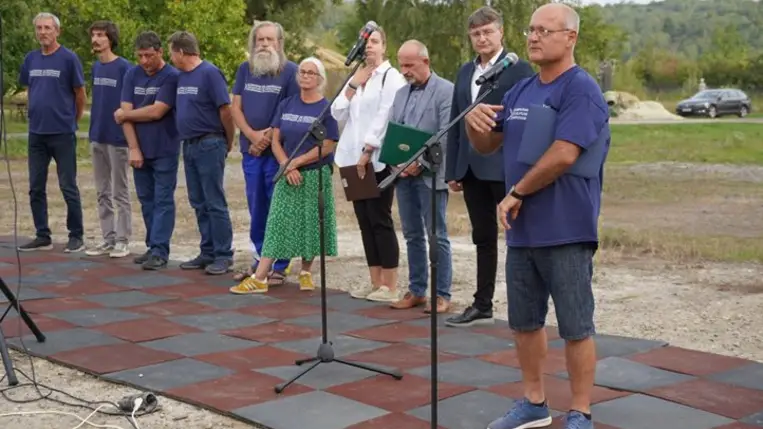 A XI. Kárpátaljai Nemzetközi Szobrásztábor záróeseményén - A háború után, ugye, a béke jön el? 