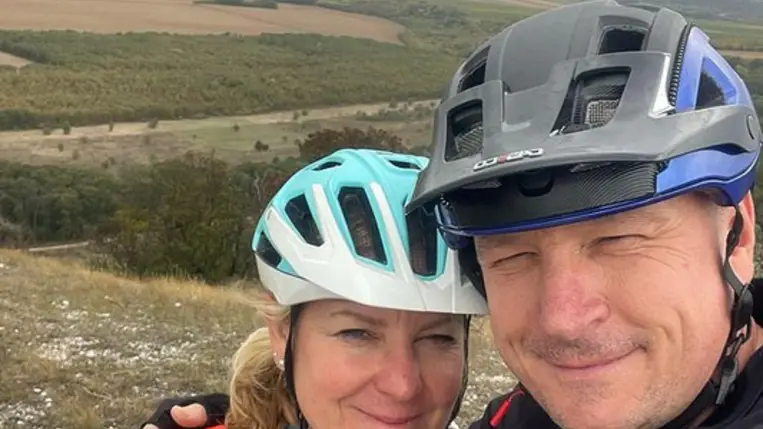 Szujó Zoltán ritka fotón bájos feleségével: összebújós szelfin mosolyogtak Adrienn-nel