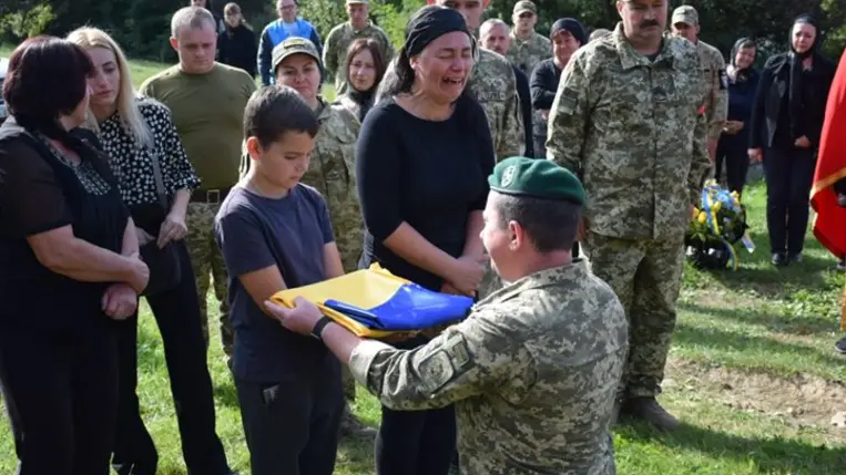 Kárpátalján végső búcsút vettek az orosz-ukrán háborúban elesett határőrtől, a 39 éves Olekszandr Antaliktól. Fotó: Facebook