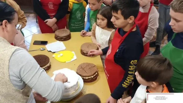 Sarkadi Krisztina salánki cukrász avatta be a tortakészítés titkaiba az érdeklődő 7-14 éves gyerekeket. 