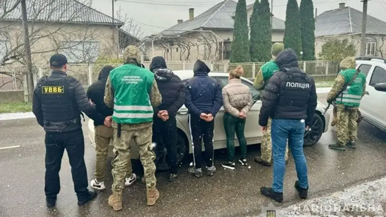 A kárpátaljai rendőrség őrizetbe vett egy batári nőt, aki a katonai szolgálatra kötelezett férfiak illegális határátlépését szervezte a zöldhatáron keresztül. Fotó: Nemzeti Rendőrség
