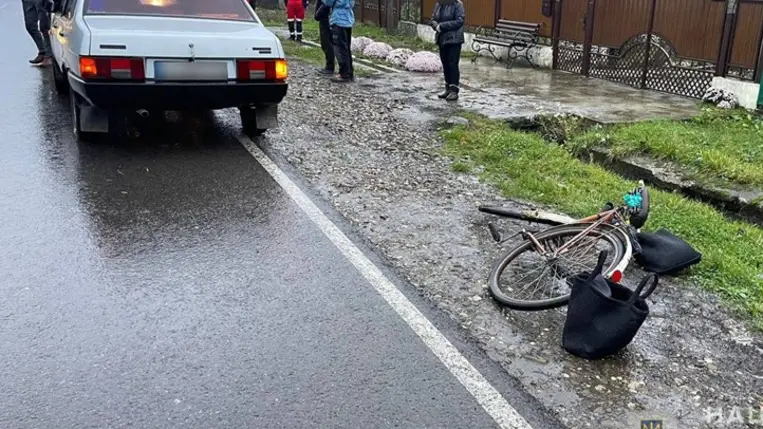 A Beregszászi járásban található Tekovo (Tekeháza) községben egy VAZ-21099 típusú személygépkocsi sofőrje elütött egy 73 éves kerékpárost, aki a helyszínen az életét vesztette. Fotó: Nemzeti Rendőrség