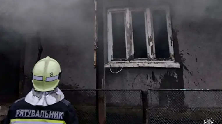 Kárpátalján egy lakóépületben keletkezett tűz következtében meghalt egy 61 éves férfi a Beregszászi járási Zatiszivka (Csomafalva) községben. Fotó: DSZNSZ