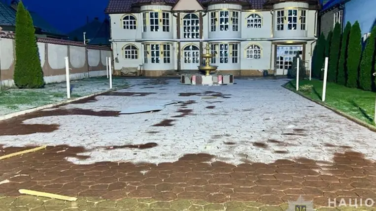 Kárpátalján a rendőrök őrizetbe vették a Beregszászi járási Pidvinohragyiv (Szőlősvégardó) község 34 éves lakosát, aki egy verekedés során halálosan megsebesítette falubelijét. Fotó: Nemzeti Rendőrség