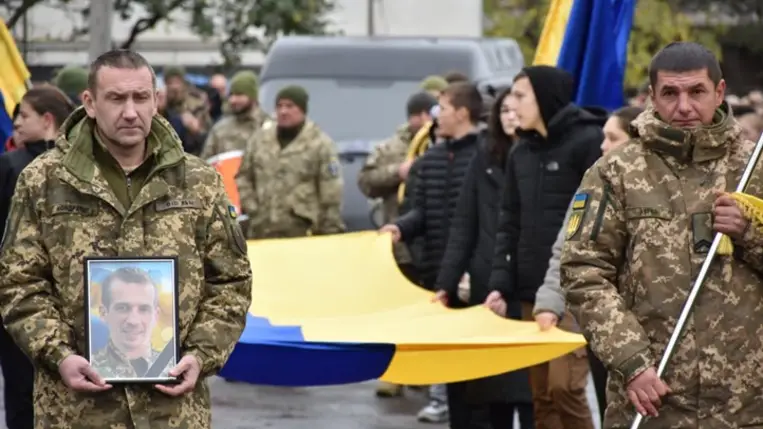 November 19-én a huszti járási Hreblya (Felsőkaraszló) községben végső búcsút vettek a 41 éves Ivan Lecak katonától. Fotó: Facebook