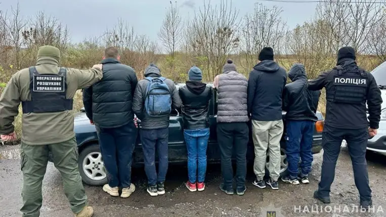 Katonaköteles férfiak csempészésével fogalkoztak a Beregszászi járásban, őrizetben. Fotó: Nemzeti Rendőrség