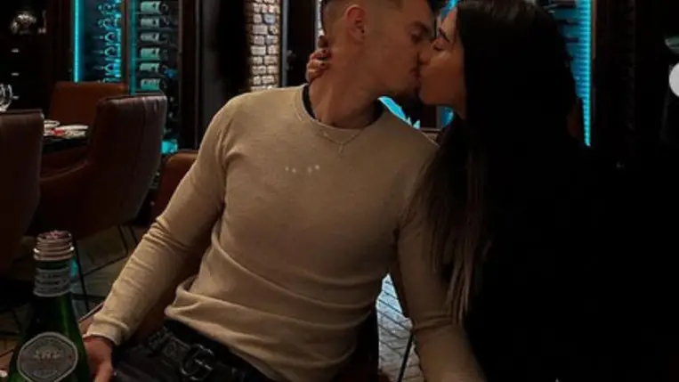 Fotókon Schobert Lara és 10 évvel idősebb párja: nyilvánosan csókban forrtak össze