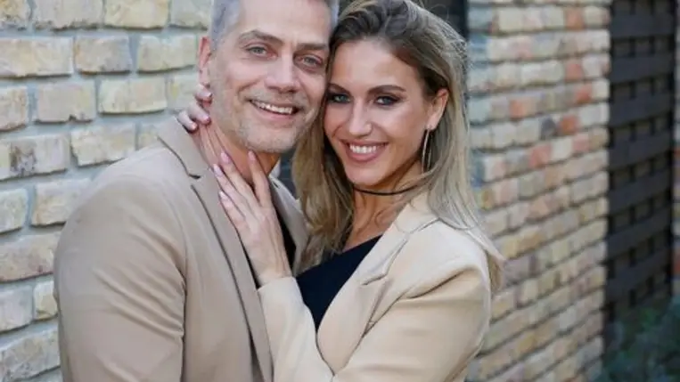 Harsányi Levente 20 évvel fiatalabb párja szőke bombázó