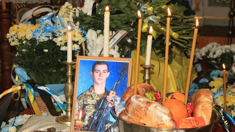 A huszti járásban található Lopusne (Leveles) falu 21 éves katonáját, Mihajlo Zsabát kísérték utolsó útjára. Fotó: Ökörmezői kistérség