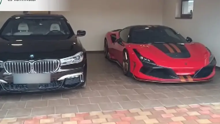 Tizenhét ingatlant, nyolc gépkocsit - köztük sportautó-ritkaságokat - és félmilliárd forint értékű készpénzt foglalt le a NAV. Fotó: videórészlet 