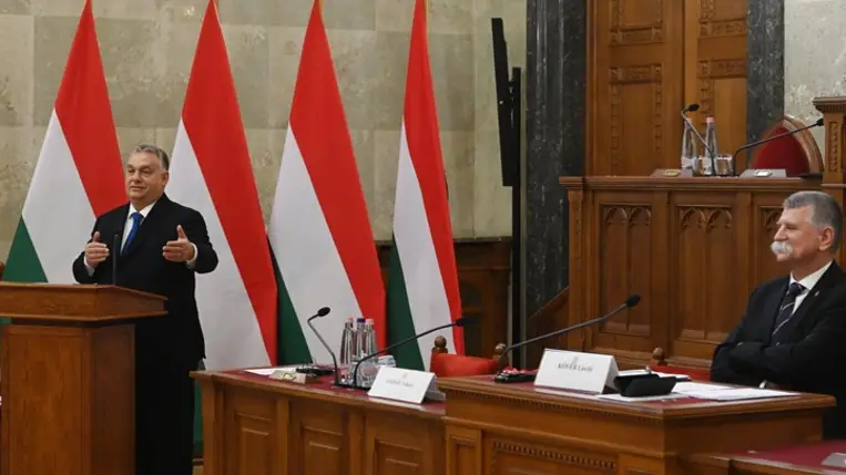 Orbán Viktor miniszterelnök beszédet mond a Délkelet-európai Országok Parlamenti Elnökeinek 11. konferenciáján Budapesten, az Országházban 2023. november 17-én. A kormányfő mellett Kövér László, az Országgyűlés elnöke (j). MTI/Máthé Zoltán