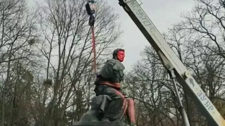 Eltávolították Puskin szobrát Kijevben. Fotó: rbc.ua