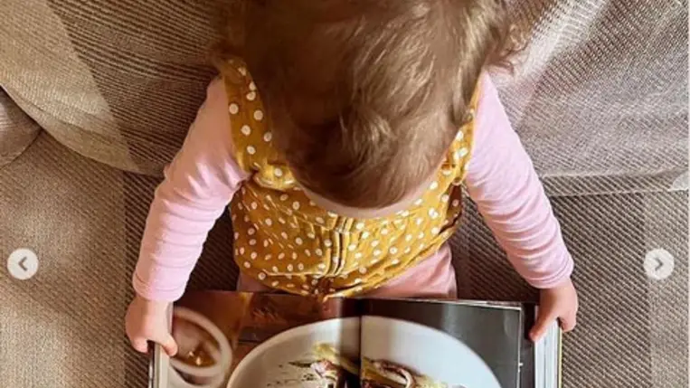 Rúzsa Magdi kislánya tündéri fotókon: a lassan 2 éves Lujzi könyvet nézeget