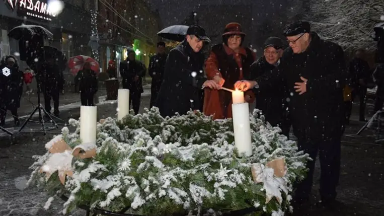 Adventi gyertyagyújtás hóesésben - Beregszász főterén is fellobbant a hit lángja
