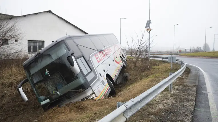 Árokba borult ukrán rendszámú autóbusz a 403-as főút és a 4102-es út körforgalmánál a Szabolcs-Szatmár-Bereg vármegyei Nyírtura közelében 2023. december 31-én. A balesetben ketten könnyebben megsérültek. MTI/Balázs Attila