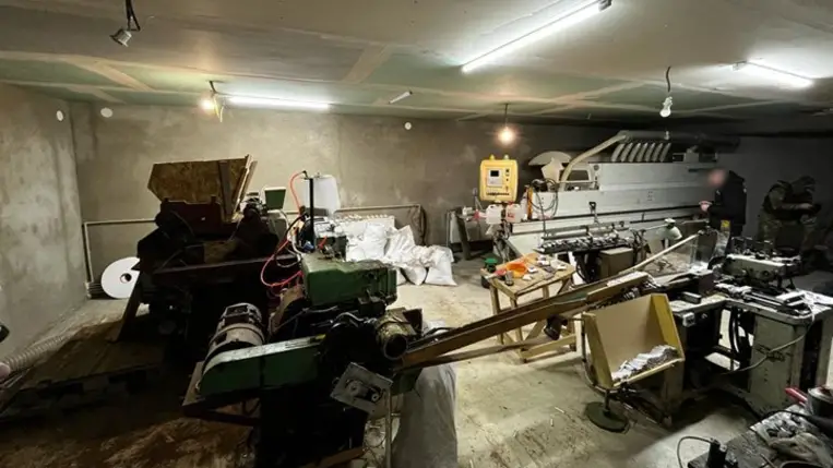 Nagyszőlősön illegális cigarettagyárat fedeztek fel, melyet bútorgyártó műhelynek álcáztak. Fotó: Ukrán Állami Határőrszolgálat