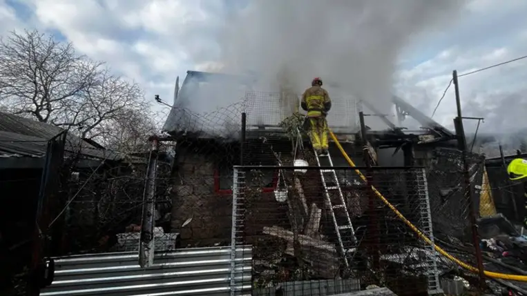 Szlatinán kigyulladt egy lakóház, melyben hárman vesztették életüket. Az áldozatok között két gyerek is van. Fotó: DSZNSZ