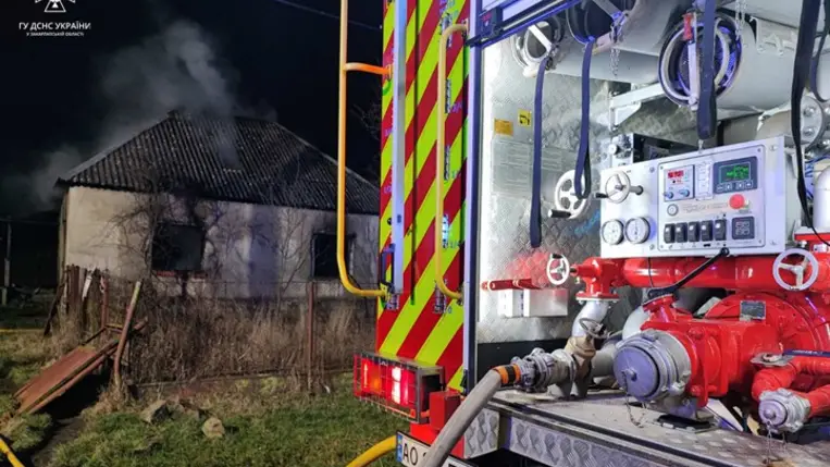 Kárpátalján, a Beregszászi járásban található Bótrágy községben egy 67 éves férfi életét vesztette egy lakóházban keletkezett tűzben. Fotó: DSZNSZ