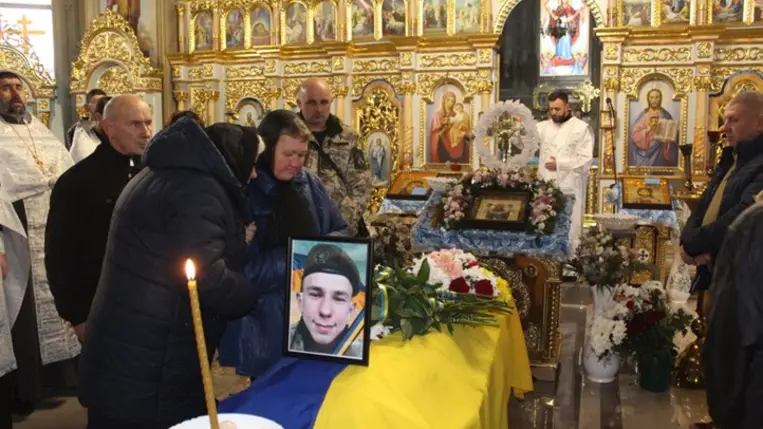 Kárpátalján, az Irsavai (Ilosva) kistérséghez tartozó Ilnyica (Ilonca) községben utolsó útjára kísérték a háborúban elesett 24 éves Ivan Pilipkót. Fotó: Ilosvai Városi Tanács