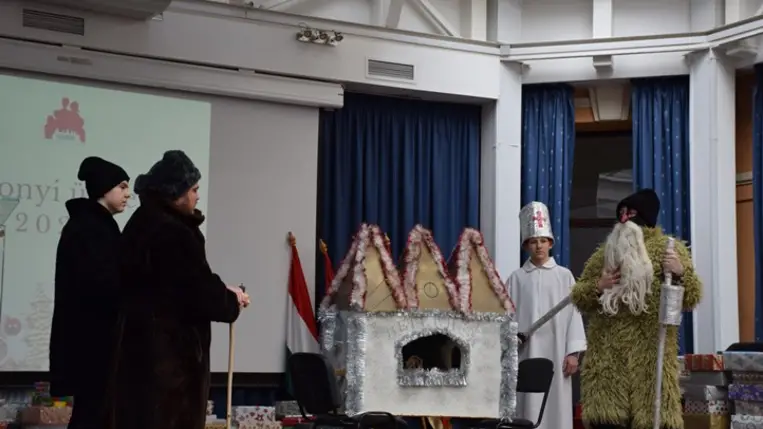 A KMNE évzáró és karácsonyváró ünnepsége Beregszászon - Közösségben, szeretetben. Fotó: Kárpátinfo/Kovács Erzsébet