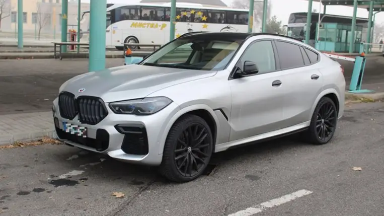 Több tíz millió forintot érő, körözött luxusautót foglaltak le Röszkén. Fotó: police.hu