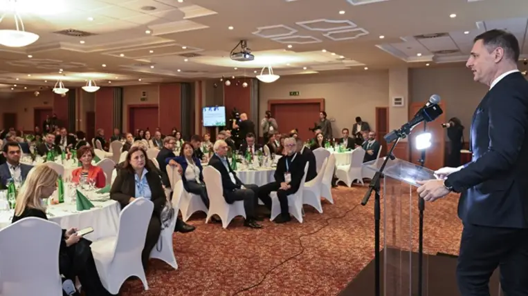 Tuzson Bence igazságügyi miniszter köszöntőt mond a III. Kárpát-medencei magyar médiatalálkozó megnyitóján a  Thermal Hotel Visegrádban 2023. december 8-án. MTI/Szigetváry Zsolt