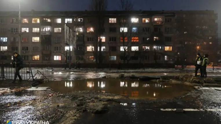 Legkevesebb 51-en megsérültek szerdára virradóra a Kijevbe becsapódó orosz rakétáktól, amelyek károkat okoztak lakóépületekben és egy kórházban is. Fotó: rbc.ua