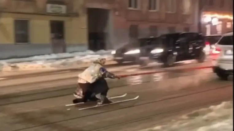 Lembergben egy férfi "nagymamának" álcázta magát, és egy autóhoz kötve síelt a városban. Fotó: Videórészlet