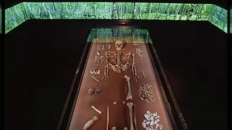 Kiderült kik voltak a 9.000 éves sírban 