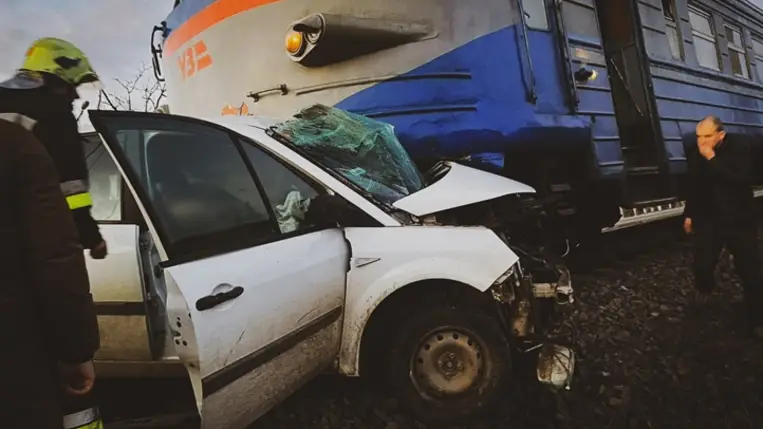 Halálos vonatbaleset Kárpátalján. Egy ember meghalt, egy pedig súlyosan megsérült. Fotó: DSZNSZ