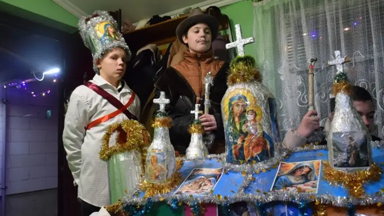 Betlehemezők Komjáton és Szászfaluban - „Szabad-e bejönni?”