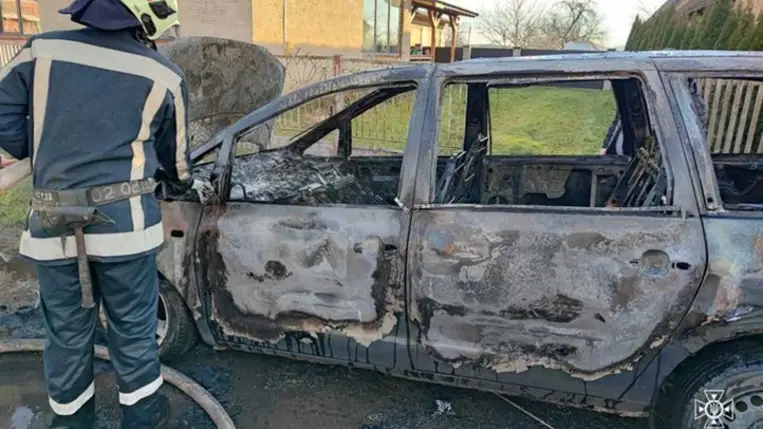 Teljesen kiégett egy gépkocsi Dédában. Fotó: DSZNSZ