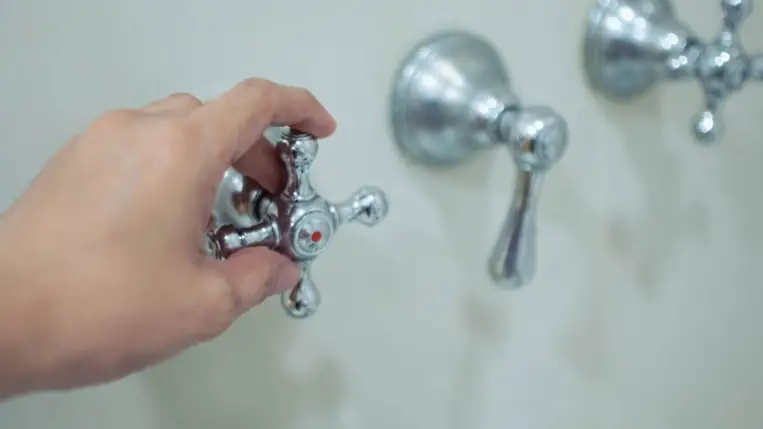 Ezért nem jó a hideg fürdő láz esetén: 4 módszer, ami tényleg enyhíti a tünetet