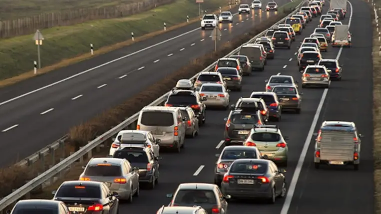 Akadozó forgalom az autópályán. Illusztráció