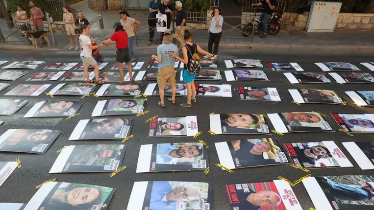 Az elhurcolt izraeli túszok családtagjai hozzátartozóik azonnali elengedését követelik szeretteik fényképét Benjámin Netanjahu rezidenciája elõtt elhelyezve 2024. augusztus 30-án. Fotó: MTI/EPA/ Abir Szultan