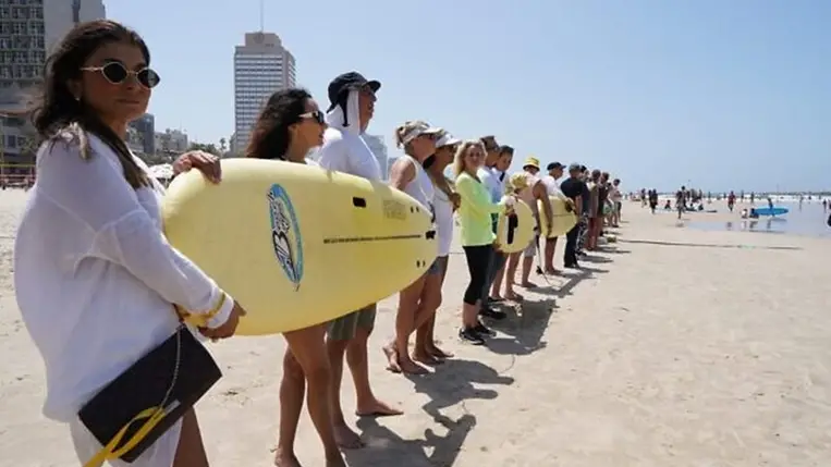 Tengerparti élőlánccal követelték a túszok elengedését Izraelben