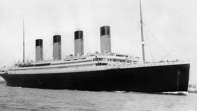 Titanic-katasztrófa: A hajóóriás teste az égbe emelkedett, majd pálcaként tört ketté