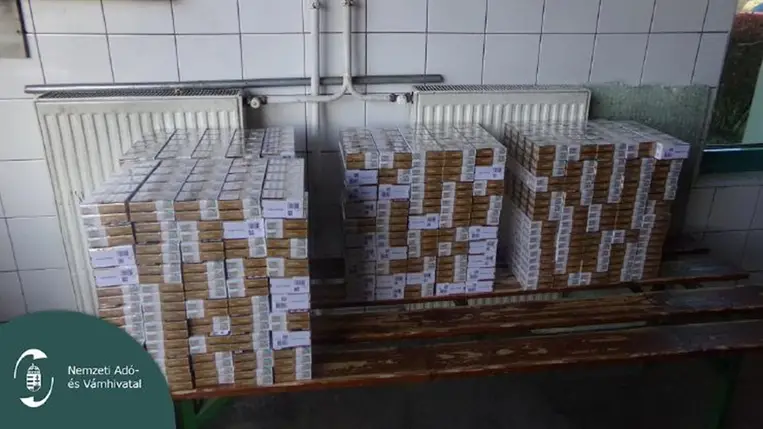 Az ülések alá rejtette a cigit Beregsuránynál. Fotó: NAV