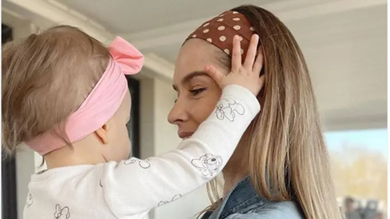 Dukai Regina kislánya jól megnőtt: a szőke, rózsaszín hajpántos Olivia tündéri a fotón
