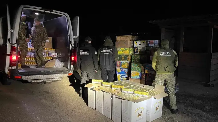 Kárpátalján 5 ezer doboz cigarettát találtak egy kisbuszban. Fotó. Ukrán Állami Határőrszolgálat