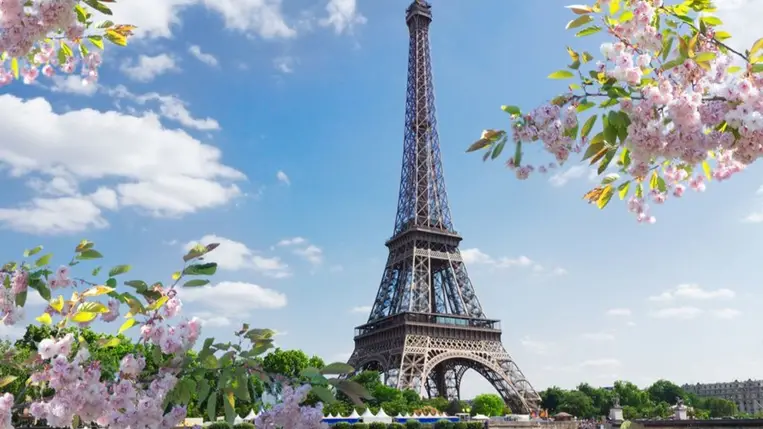 Hajmeresztő mutatvány az Eiffel-tornyon – ezzel megdöntötte a világrekordot