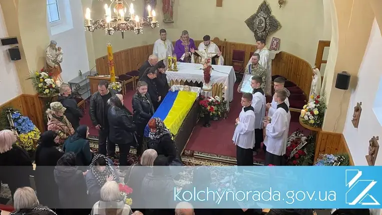 Kárpátalján utolsó útjára kísérték Petro Hudak katonát. Fotó: Kölcsényi községi tanács