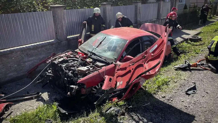 Oszlopnak csapódott egy gépkocsi Kárpátalján. Fotó: DSZNSZ kárpátaljai kirendeltsége