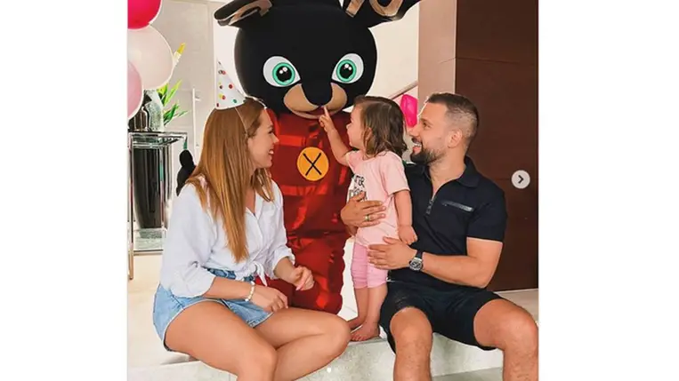 Rácz Jenő kislánya 2 éves lett: Kamilla tündéri a szülinapos fotókon