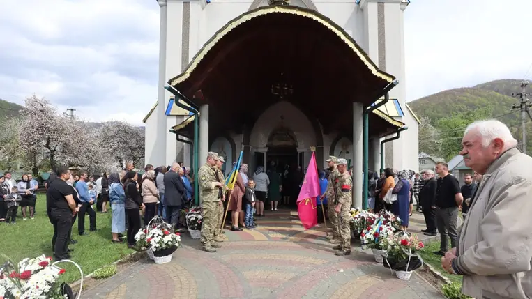 Két évvel a halála után temették el Vaszil Szkripniket Kárpátalján. Fotó: Dubovei kistérség Facebook-oldala